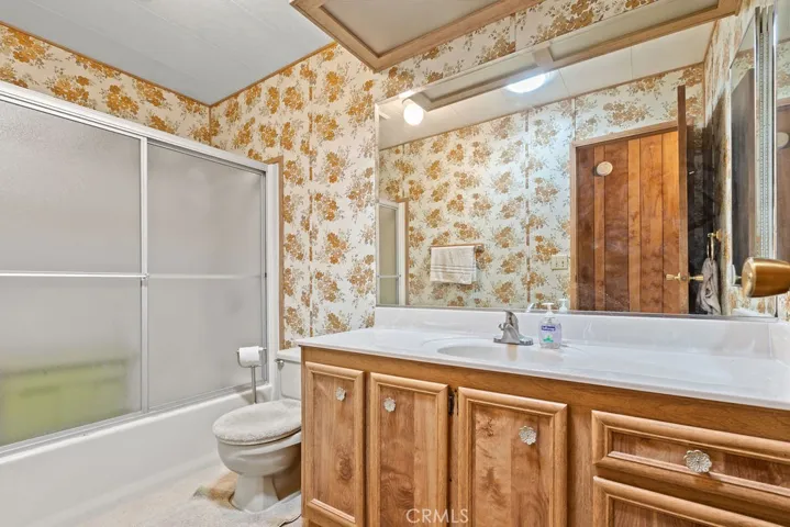Hallway full bath