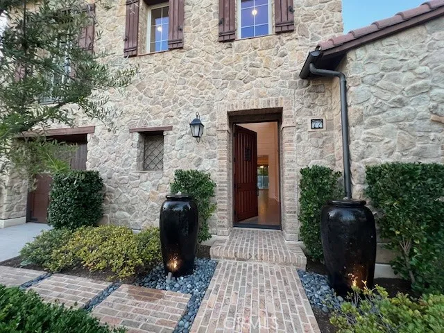 entrance with with2x Greek jar fountains