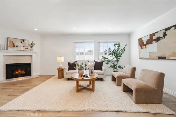 Bright Living room w/Fireplace