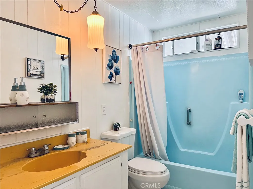 2nd bathroom - view 1