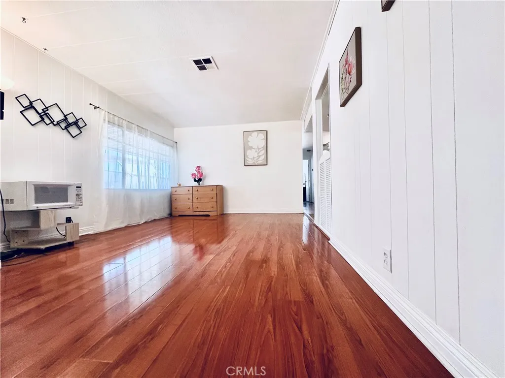 Living room - view 8