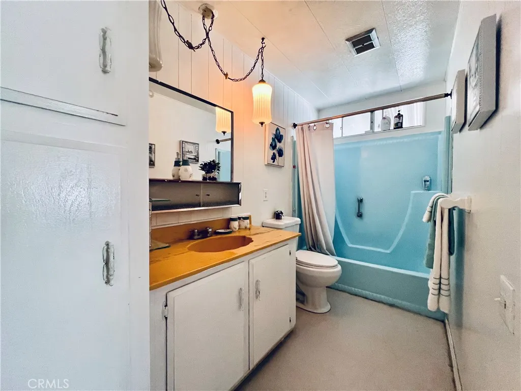 2nd bathroom - view 4