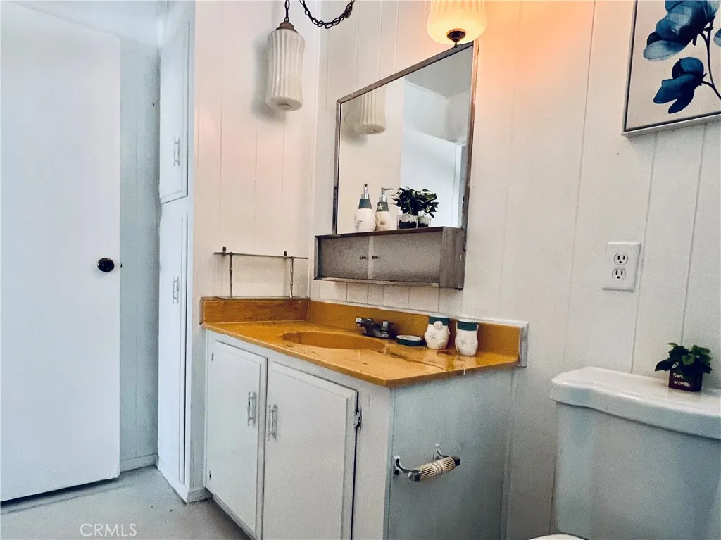 2nd bathroom - view 7