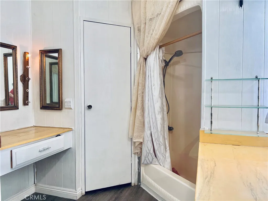 Master bathroom - view 7