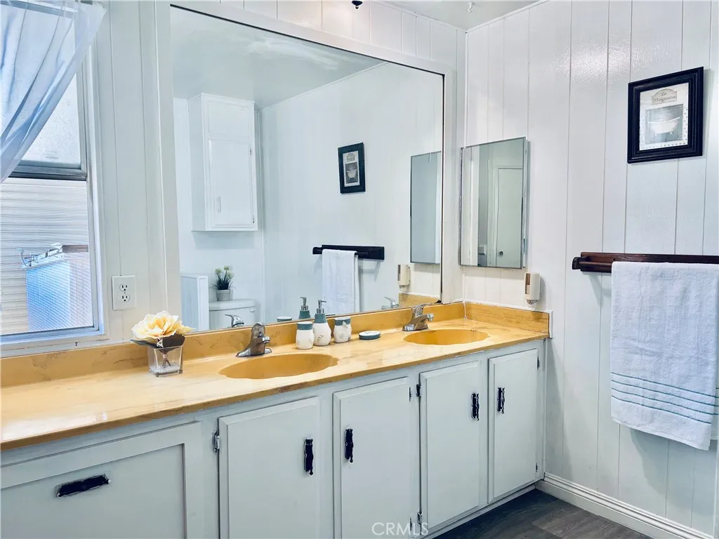 Master bathroom - view 3