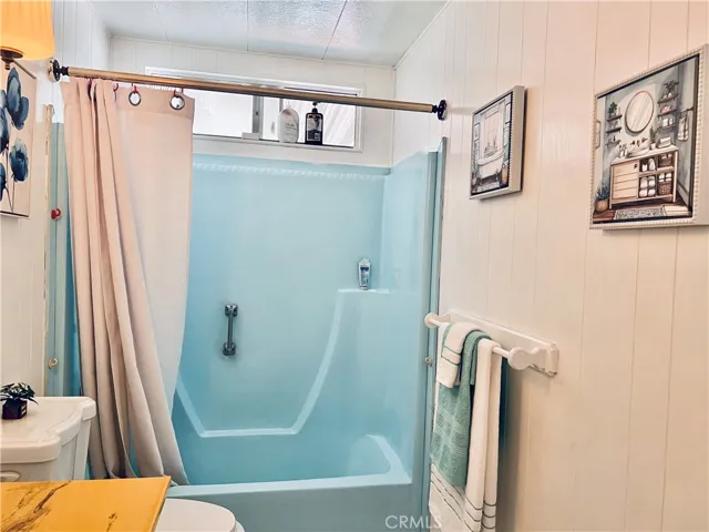 2nd bathroom - view 3