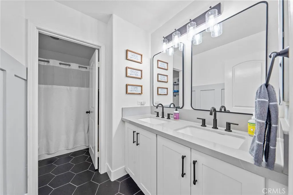 Upstairs Full Bathroom