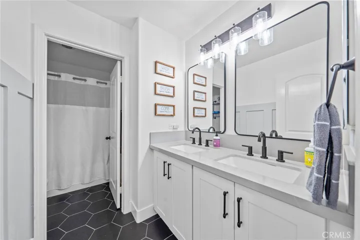 Upstairs Full Bathroom