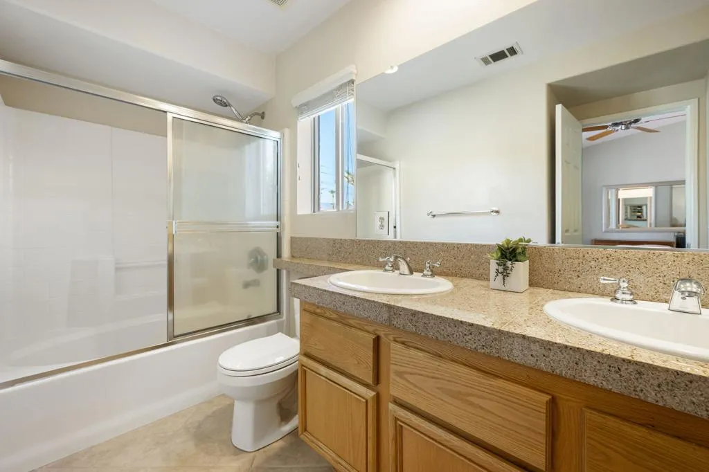 37-web-or-mls-KK_Virginia_0825_OPMG_037