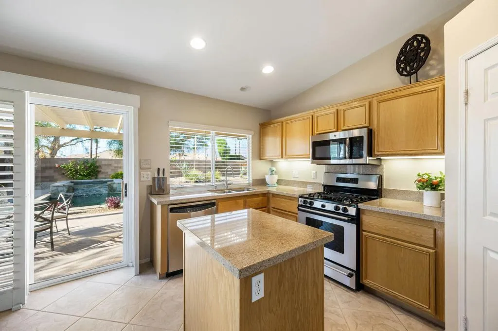 21-web-or-mls-KK_Virginia_0825_OPMG_021
