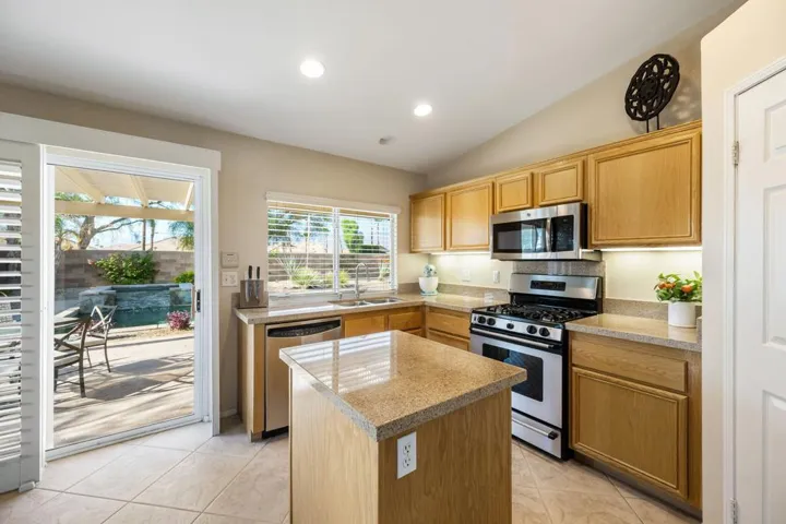 21-web-or-mls-KK_Virginia_0825_OPMG_021