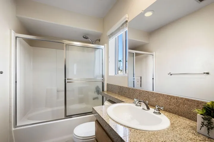 38-web-or-mls-KK_Virginia_0825_OPMG_038