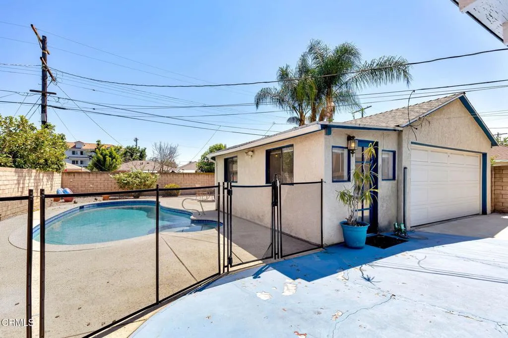 2 car garage, bonus room and poo 2 car garage, bonus room and poo