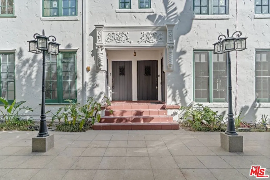 Character Spanish Condo