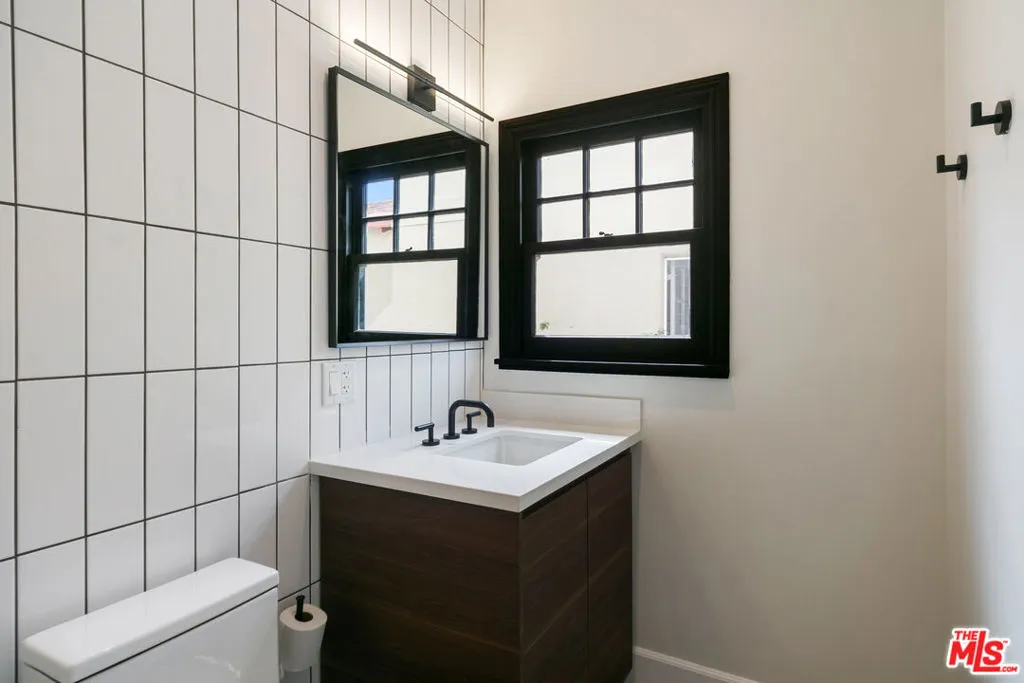 Upper Unit Guest Bath