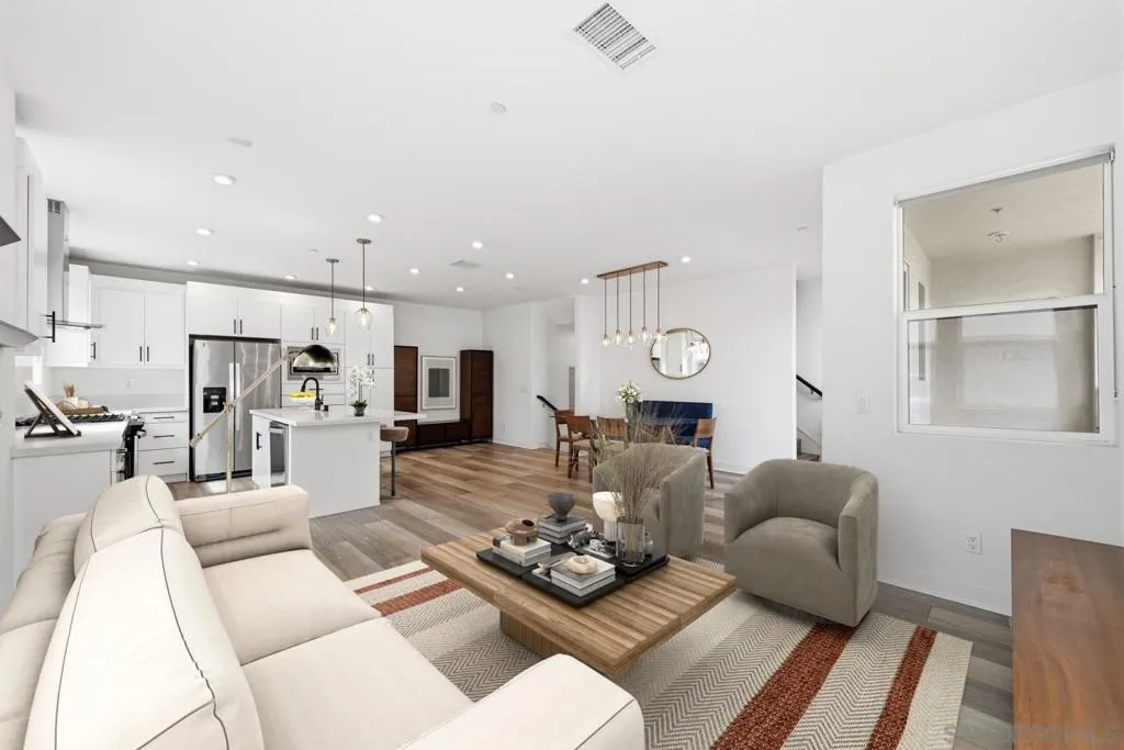 2702 Via Avella