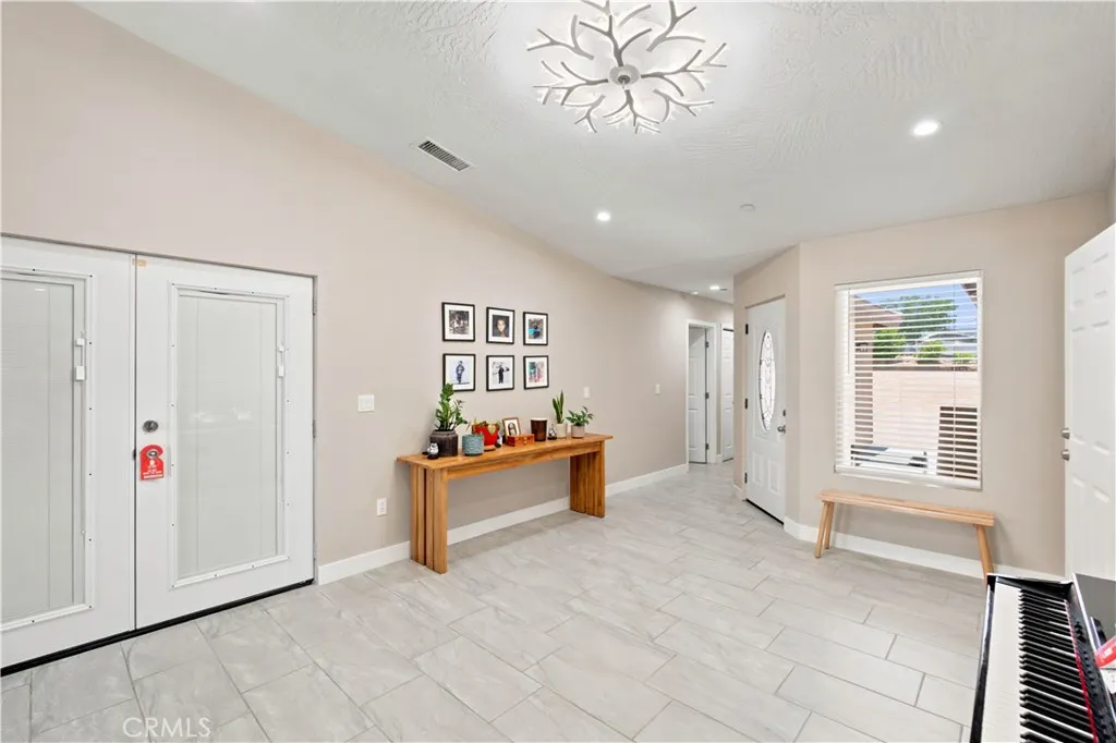16346 Teton, Victorville, California 92395 — photo 5