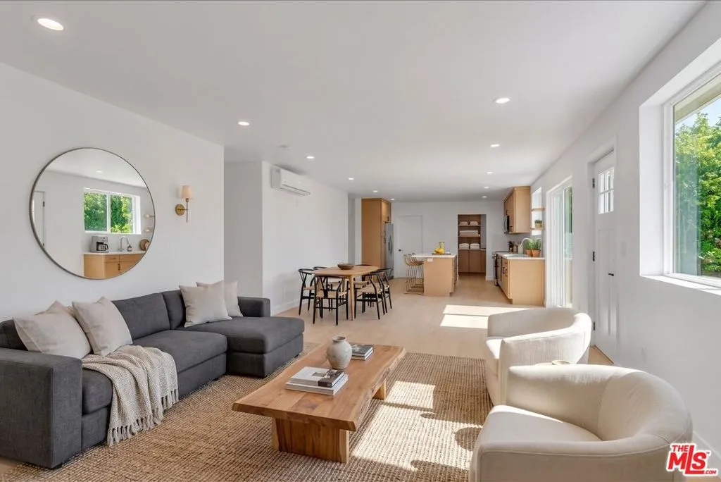 6913 1/2 Encino Ave