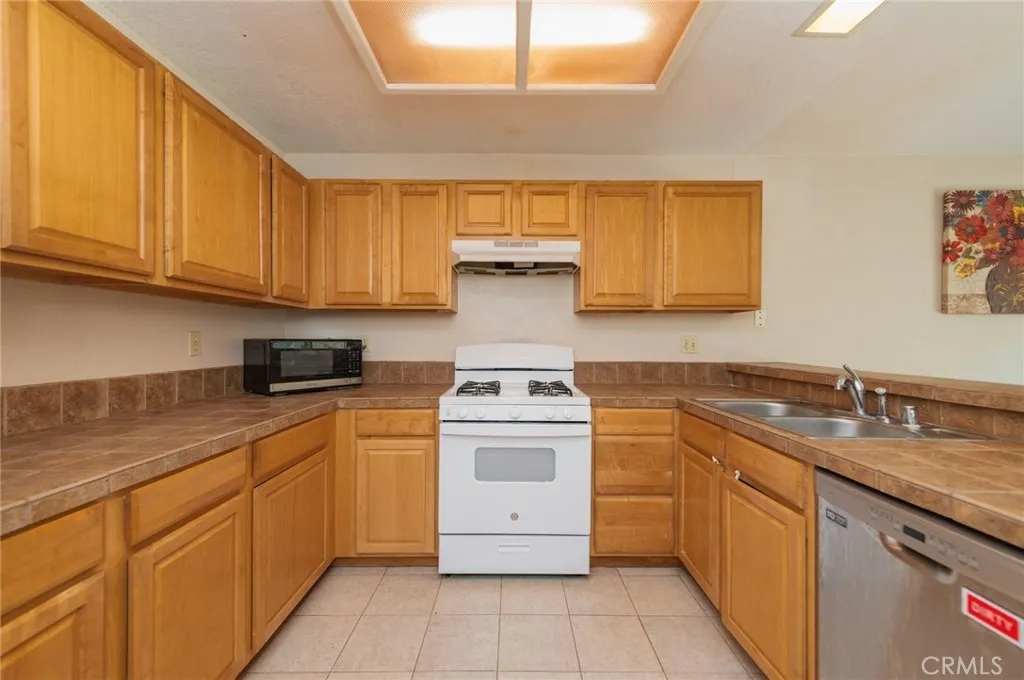 107 Oxford 34, Irvine, California 92612 — photo 4