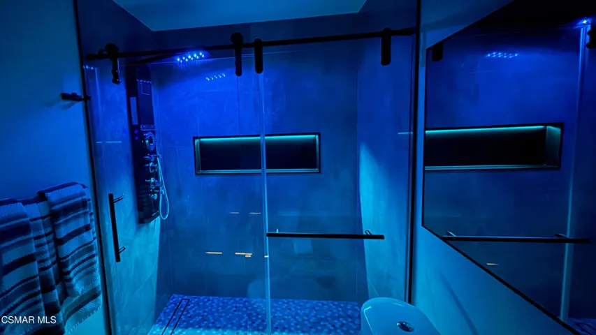 28_Bathroom2_Neon