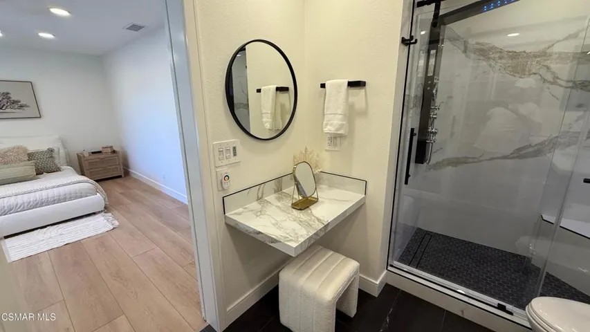 20_Primary BathroomC_MakeUp
