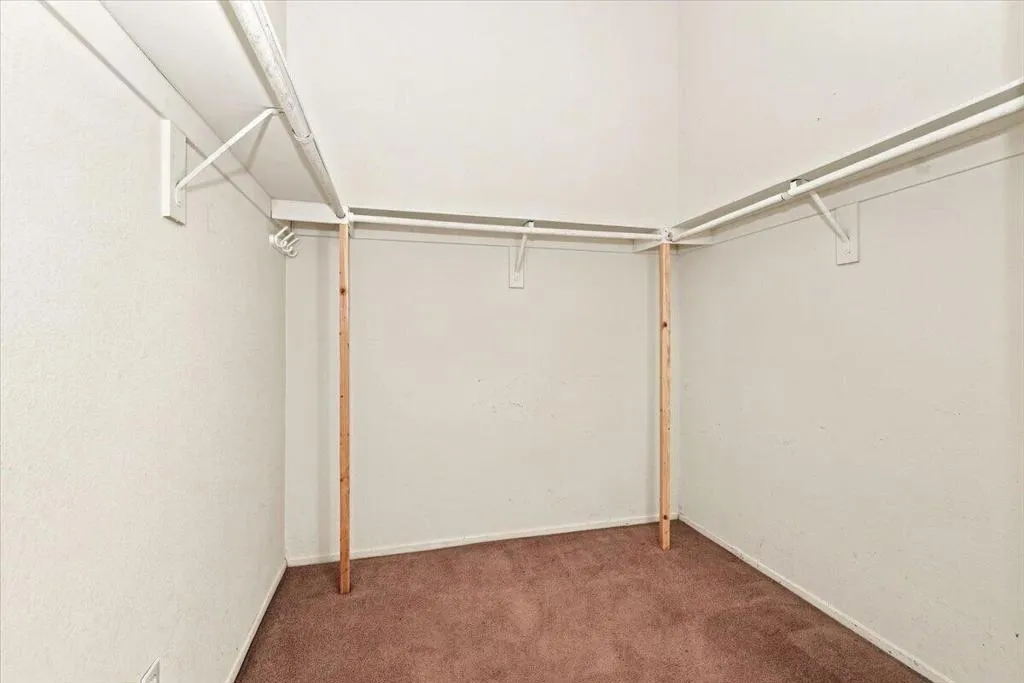 32-Walk In Closet