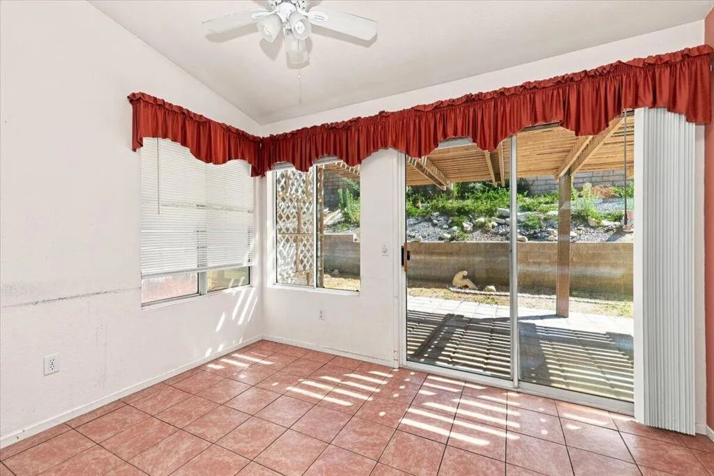 24-Casual Dining Area