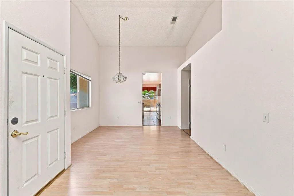 09-Entry and Dining​​‌​​​​‌​​‌‌​​‌​​​‌‌​​​‌​​‌‌​​‌‌​​‌‌​​​​ Room