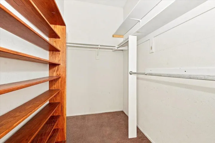 29-Walk In Closet