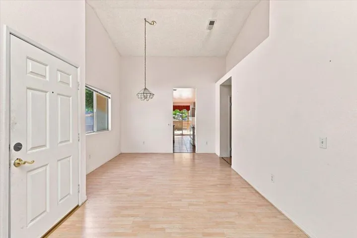 09-Entry and Dining​​‌​​​​‌​​‌‌​​‌​​​‌‌​​​‌​​‌‌​​‌‌​​‌‌​​​​ Room