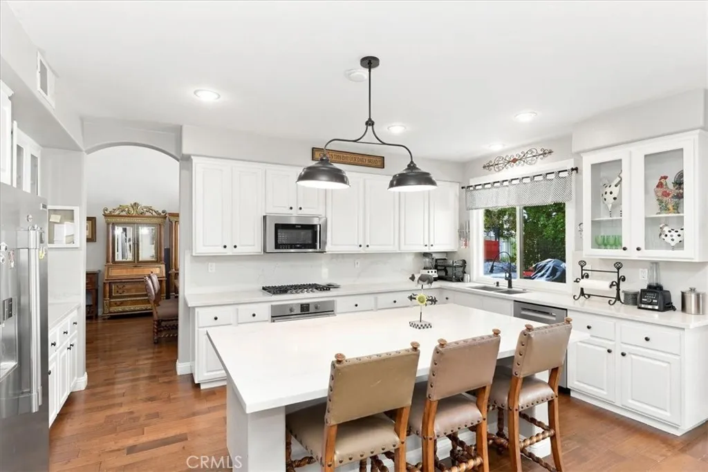 Kitchen w/bar seating