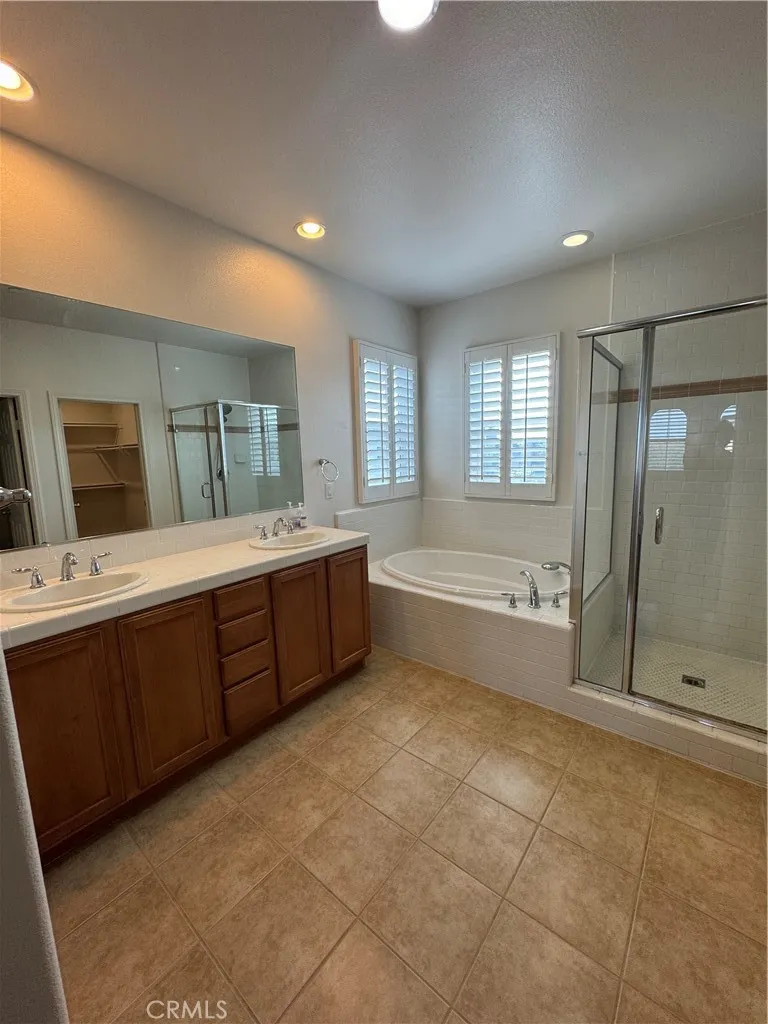 Fourth floor: Master bathroom