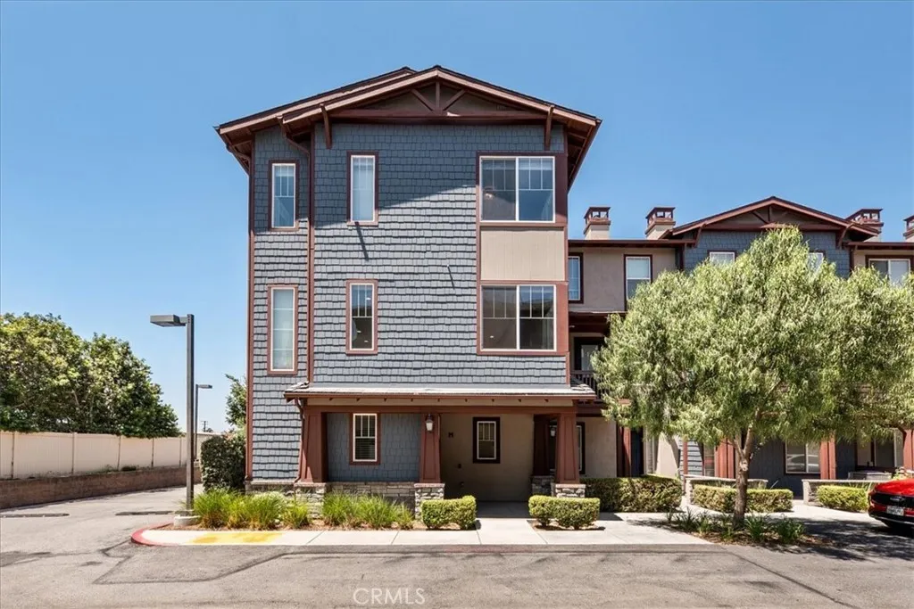 709 S Azusa Ave