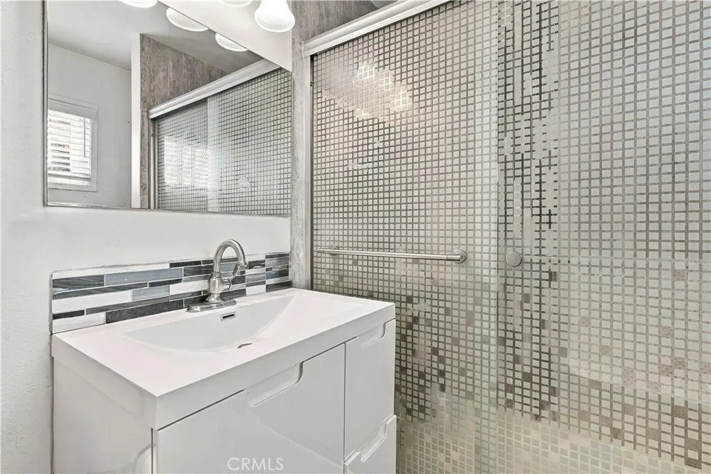 upstairs guest bathroom