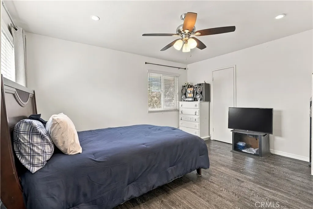 upstairs guest room with walkin