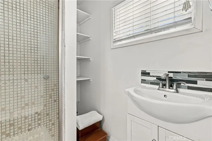 upstairs guest bathroom
