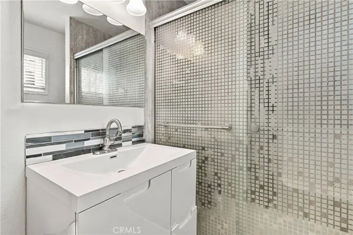 upstairs guest bathroom