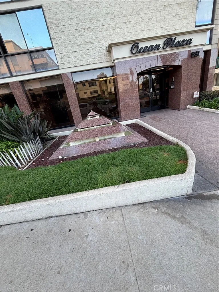 Front entrance with water fountain