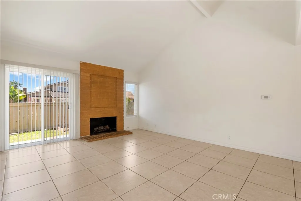 Living rm w/fireplace