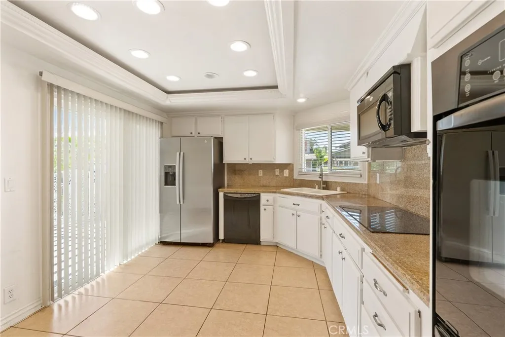 Kitchen w/slider to patio