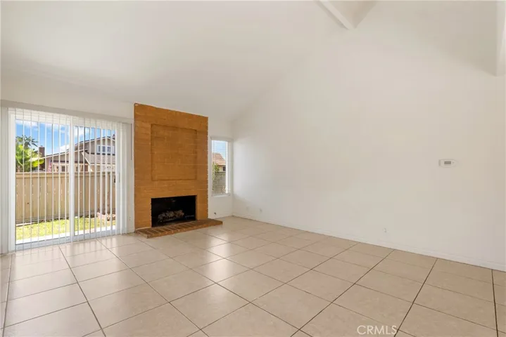 Living rm w/fireplace
