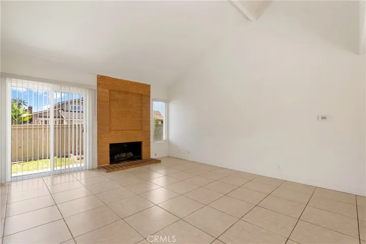 Living rm w/fireplace