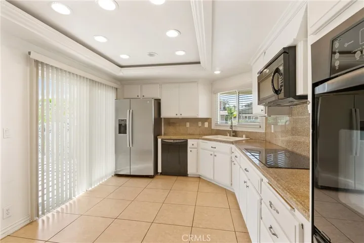 Kitchen w/slider to patio