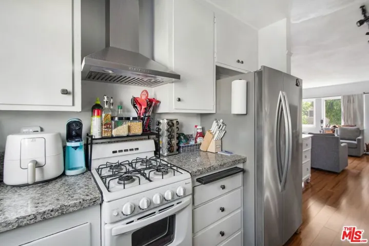 7129 Coldwater Canyon Avenue 10, North Hollywood, California 91605 — photo 4