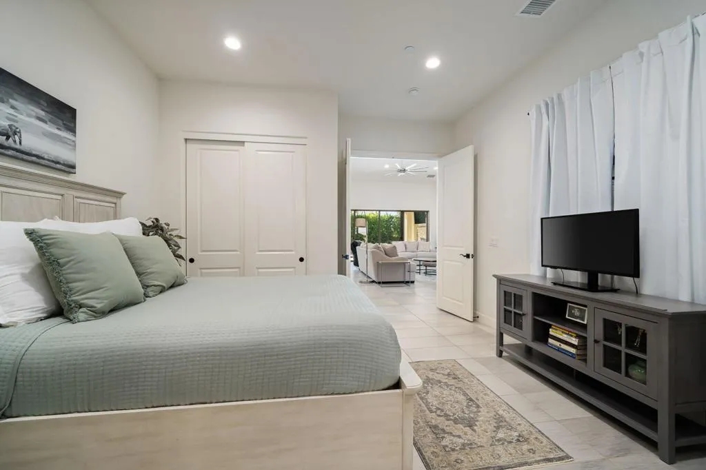 37-web-or-mls-NMFourSeasons_OPMG_1125_03