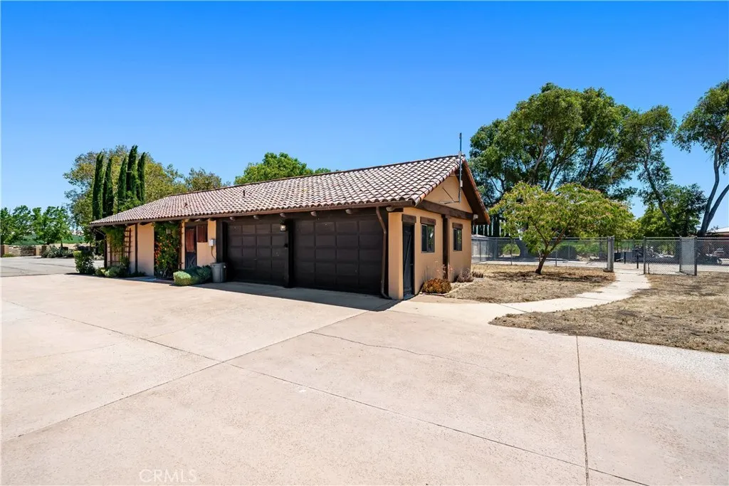 Detached garage Detached garage