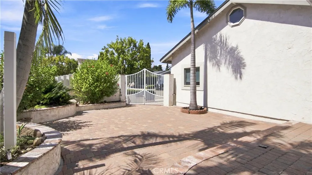 privat courtyard with locking gate privat courtyard with locking gate