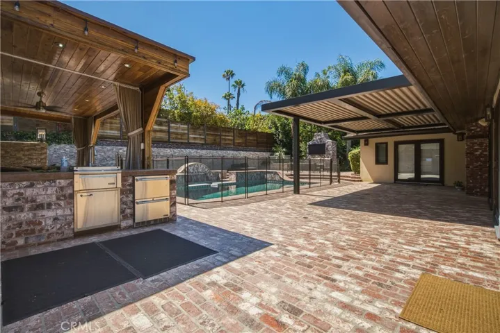 Outdoor Kitchen & BBQ