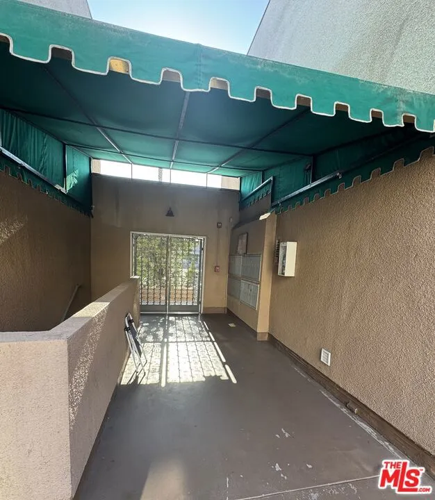 Gated Entry w/Steps in Complex