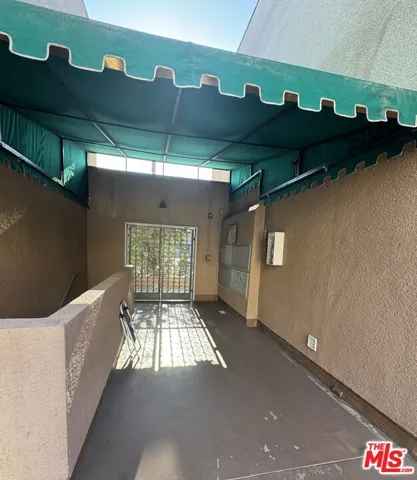 Gated Entry w/Steps in Complex